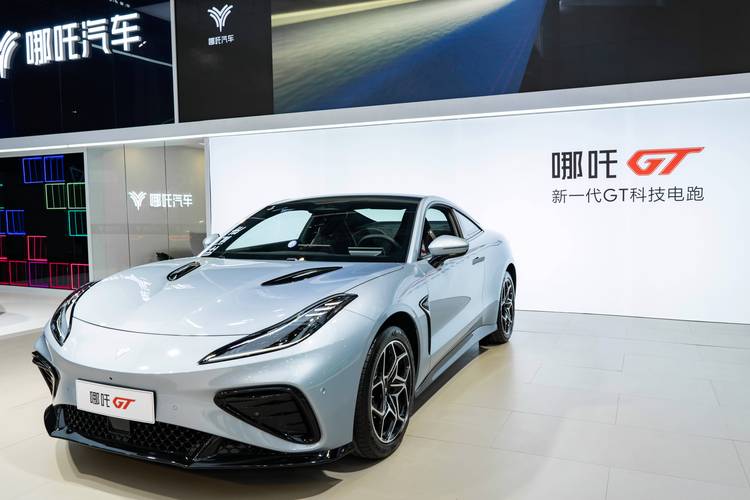 佛山198哪吒汽车在智能汽车领域的表现，领途汽车在新能源汽车市场中的影响力